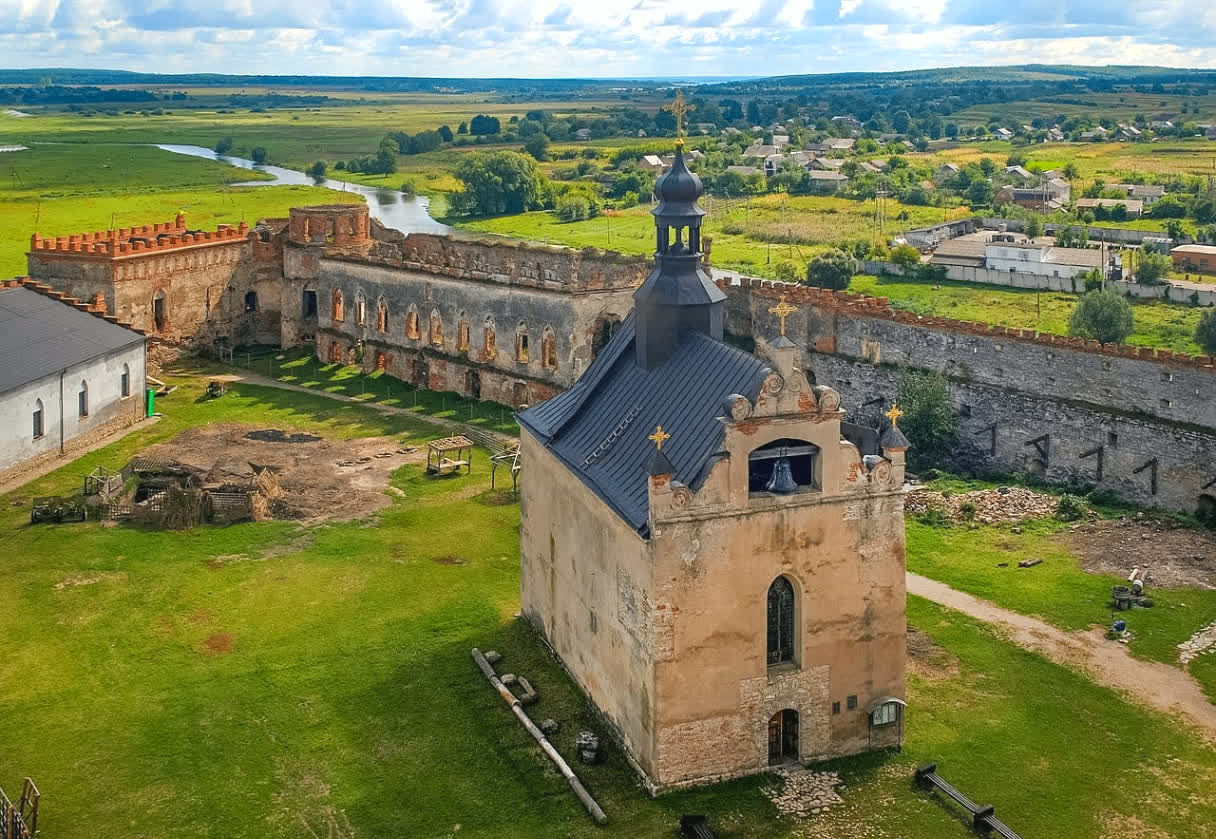 Палац Орловських, церква Покрови Богородиці та Меджибізький замок