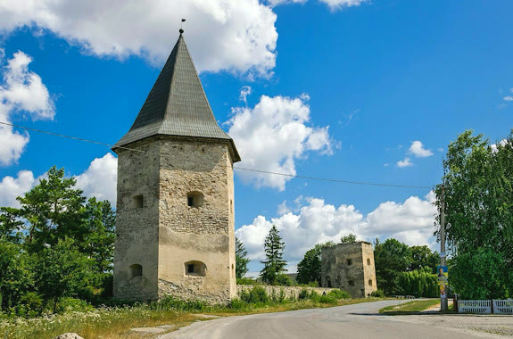 Джуринський водоспад, Кривченський замок і печера Кришталева